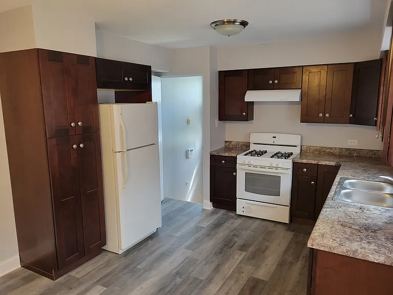 9035 S Euclid Ave #HOUSE — Photo 2