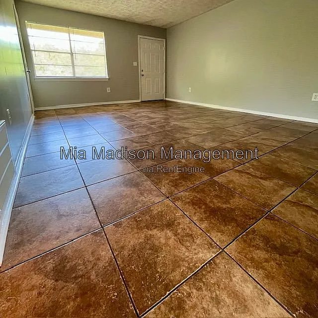2 bed, 1.0 bath, 850 sqft, $1,250 — Photo 3