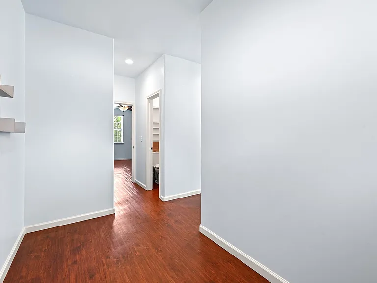 330 Howard Ln — Photo 5