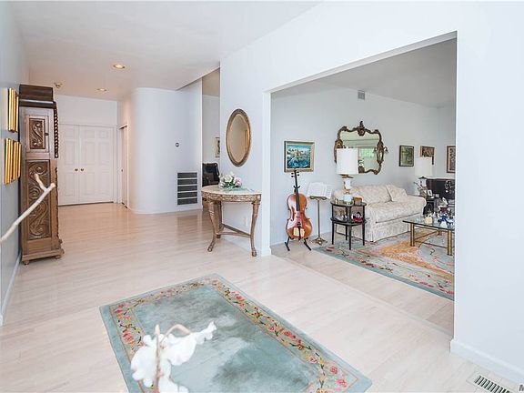 5th image of 161 Doral Ct