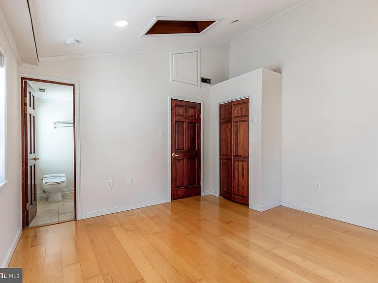1439 E Oxford St — Photo 17