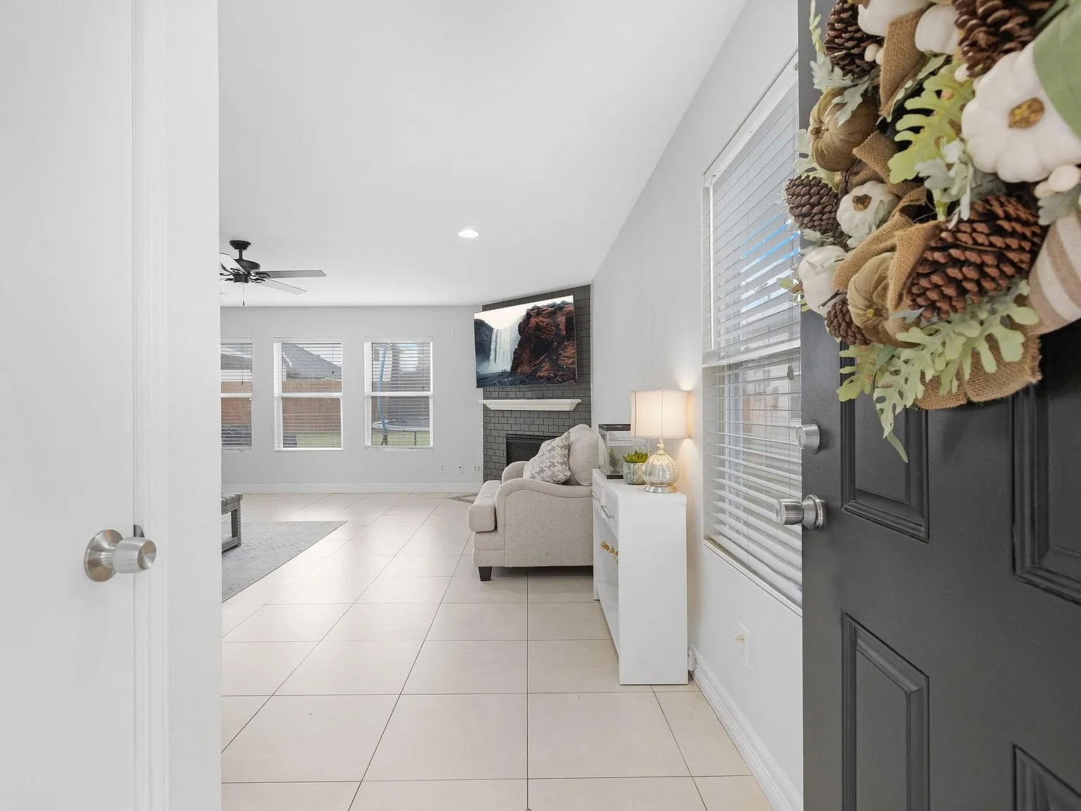4 bed, 2.5 bath, 2349 sqft, $2,400 — Photo 2