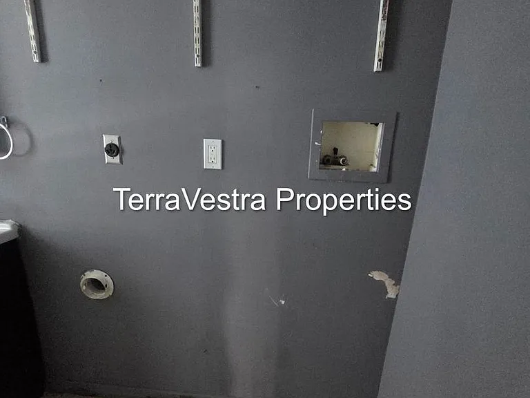 242 W Washington St — Photo 17