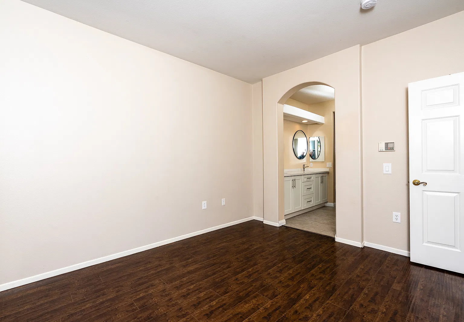 2 bed, 1076 sqft, $3,100 — Photo 3
