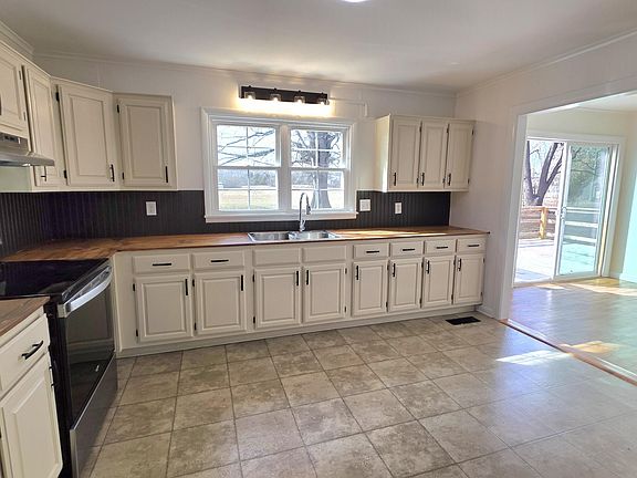 4th image of 4037 Roseland St