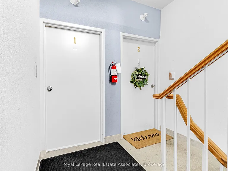 48 Mississauga Rd N #1 — Photo 6