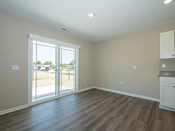 5th image of 662 Horsetail Dr