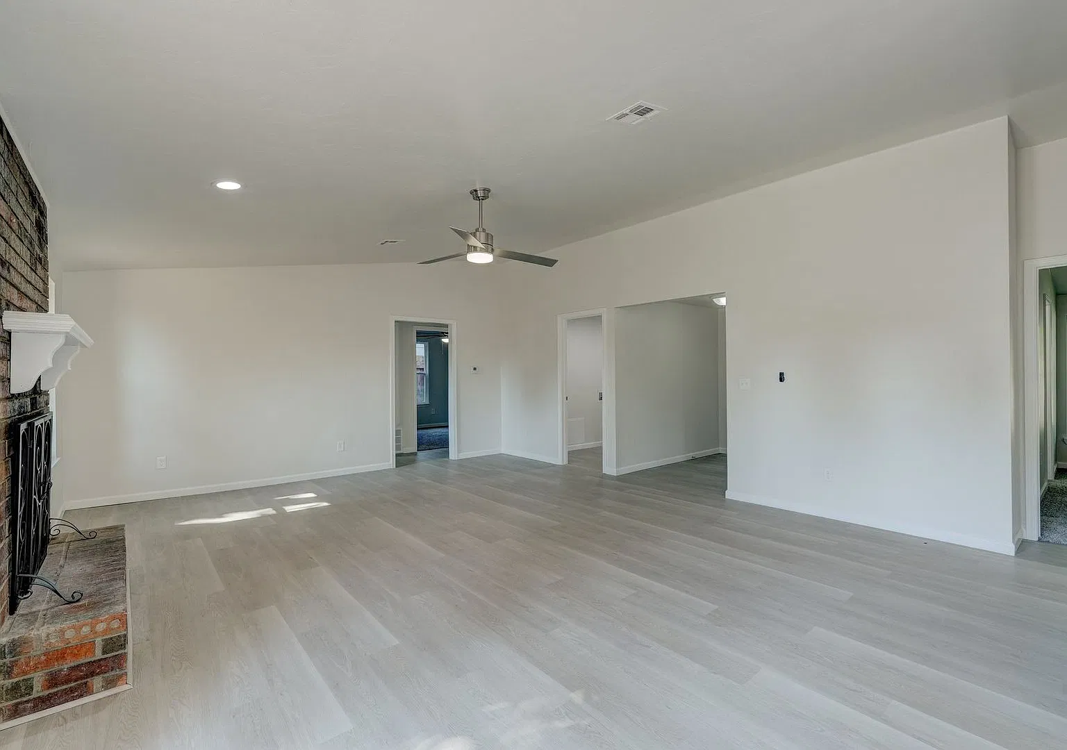 11601 Matthews Ave — Photo 4