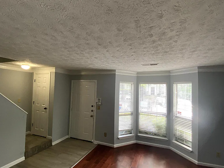 1016 Huntington Trce SE — Photo 2