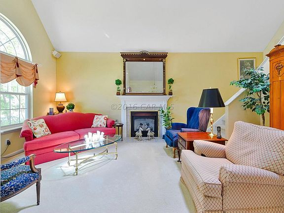 C 10 Essex Ct. Living Room