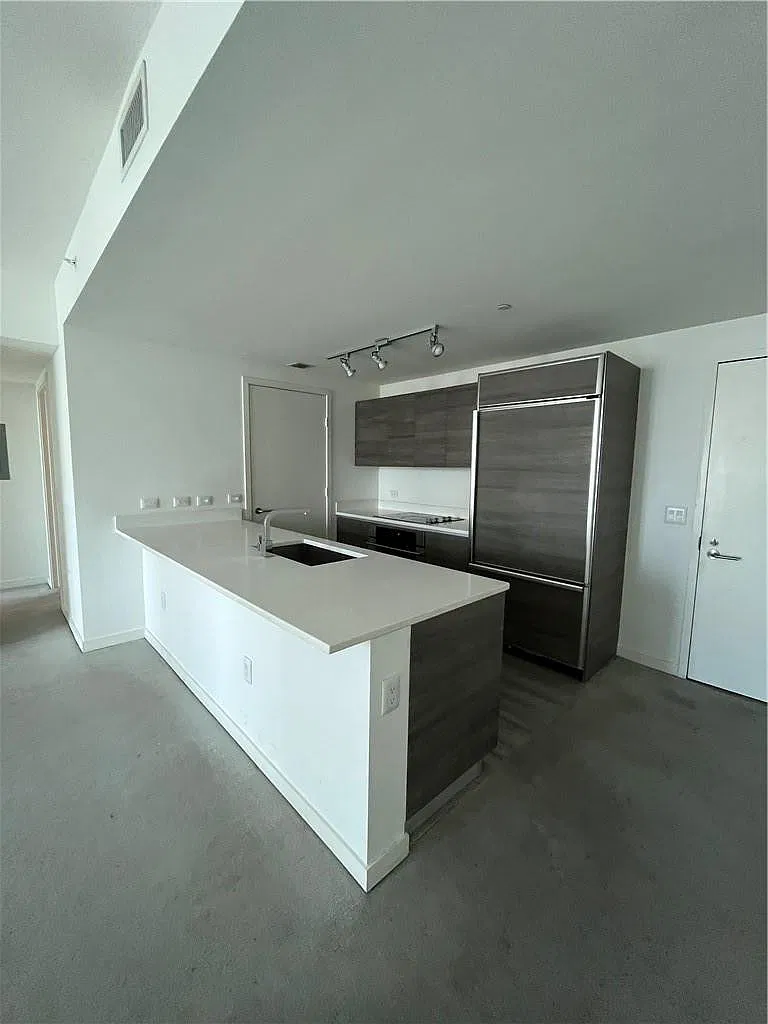 2 bed, 2.0 bath, 921 sqft, $3,700 — Photo 4