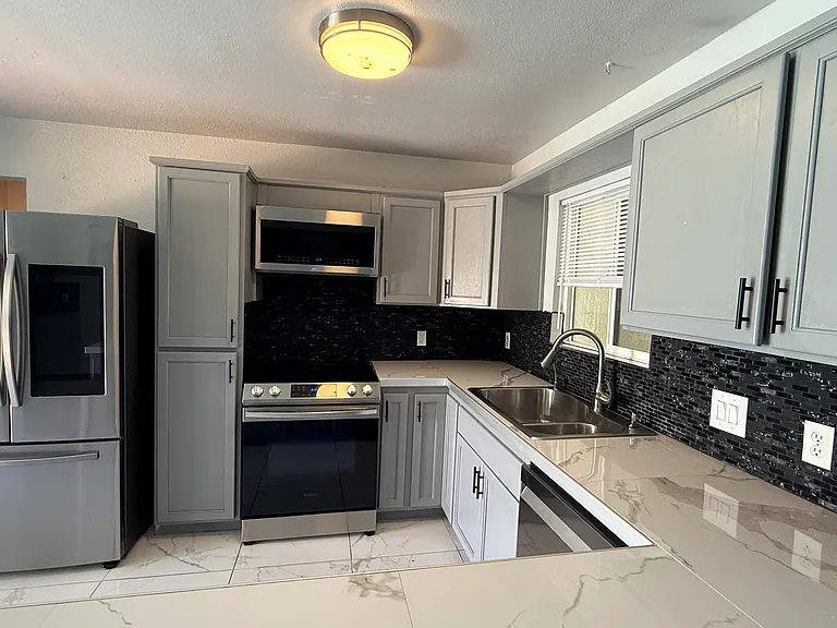 1418 E Kuns Ct — Photo 2