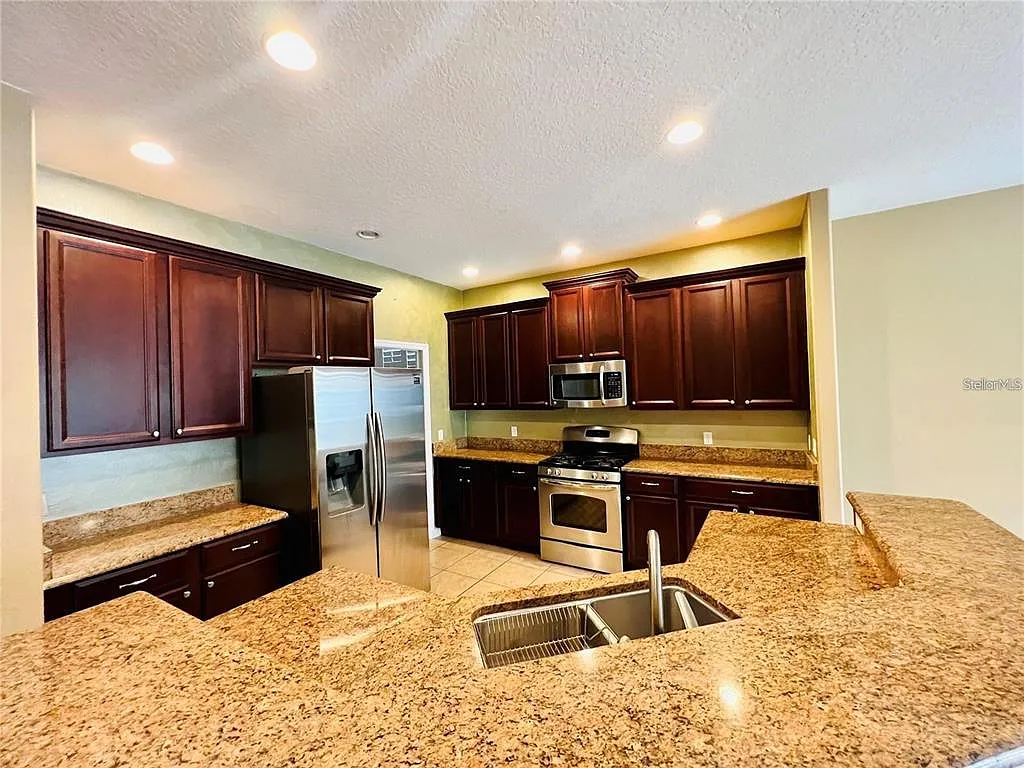4 bed, 3.0 bath, 2411 sqft, $3,100 — Photo 2