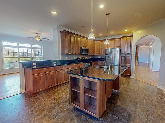 4th image of 471 Parham Rd
