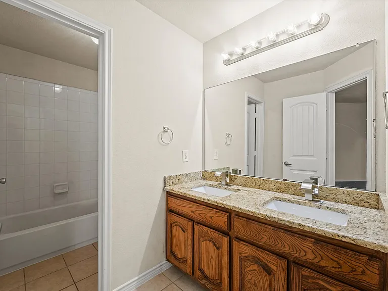 8204 Hitching Trl — Photo 16
