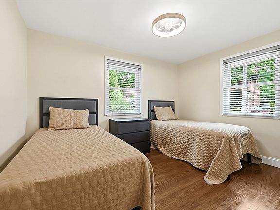 5th image of 111 Marlin Dr E