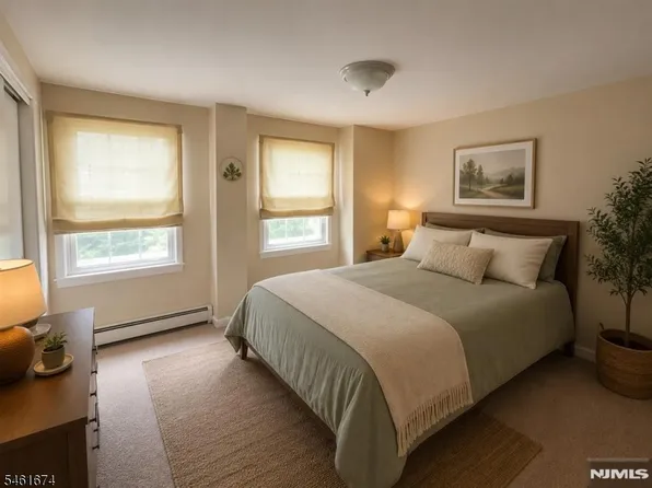 33 Smith St, Waldwick, NJ 07463