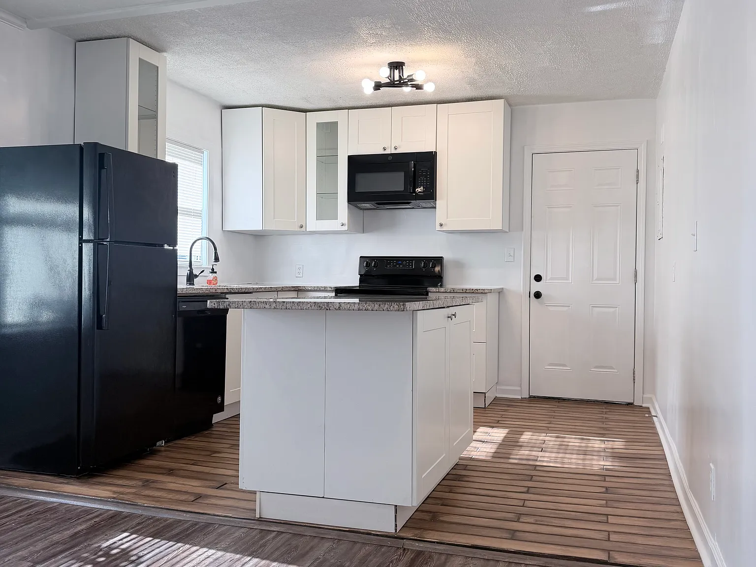 3 bed, 1217 sqft, $1,750 — Photo 2