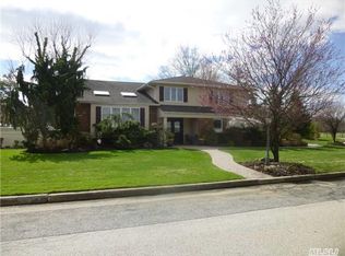 61 Bayberry Rd, Lawrence, NY 11559