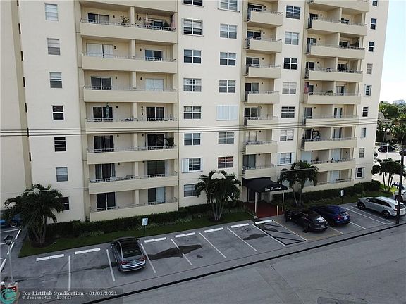 4th image of 900 NE 18th Ave APT 102