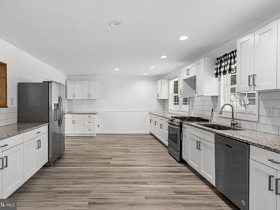 5th image of 85 Myrtle Ave