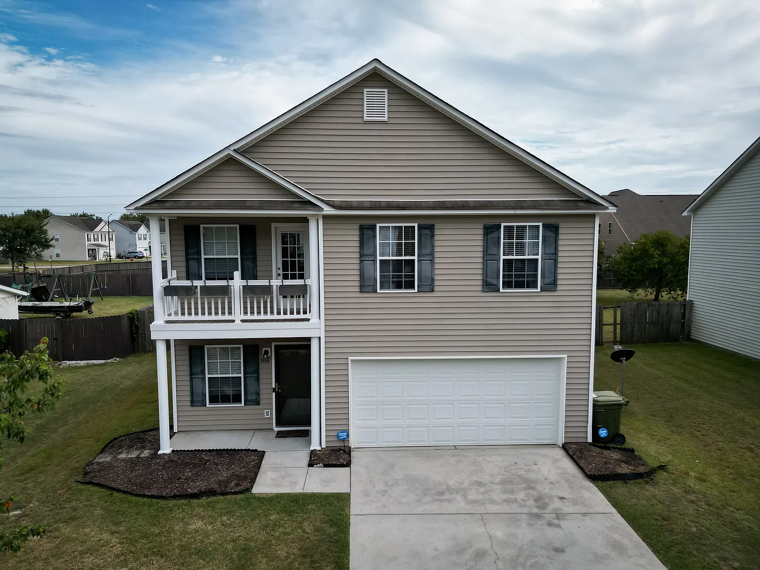 4 bed, 2.5 bath, 1961 sqft, $1,900 — Photo 2