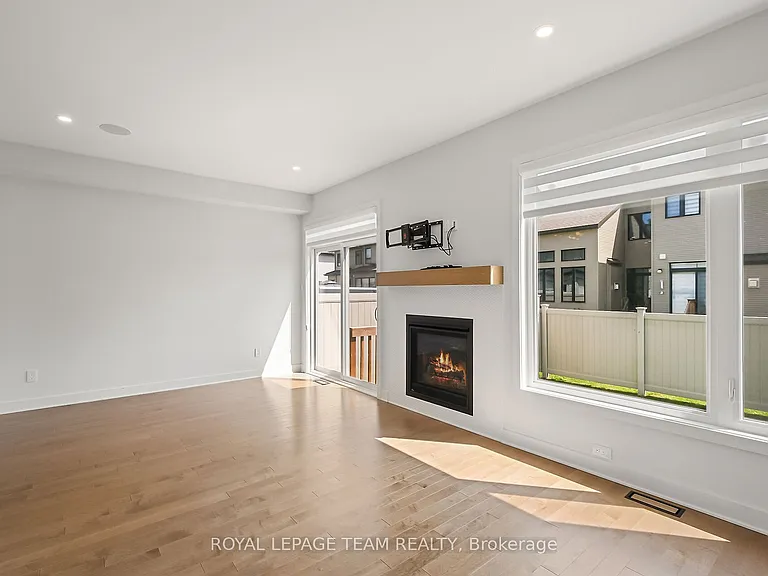 799 Cairn Cres — Photo 32