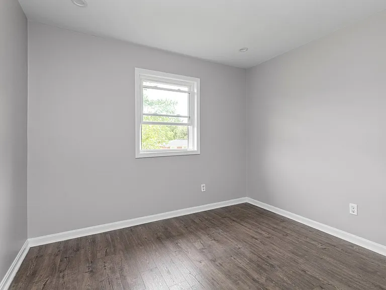 1520 Thames Dr — Photo 16