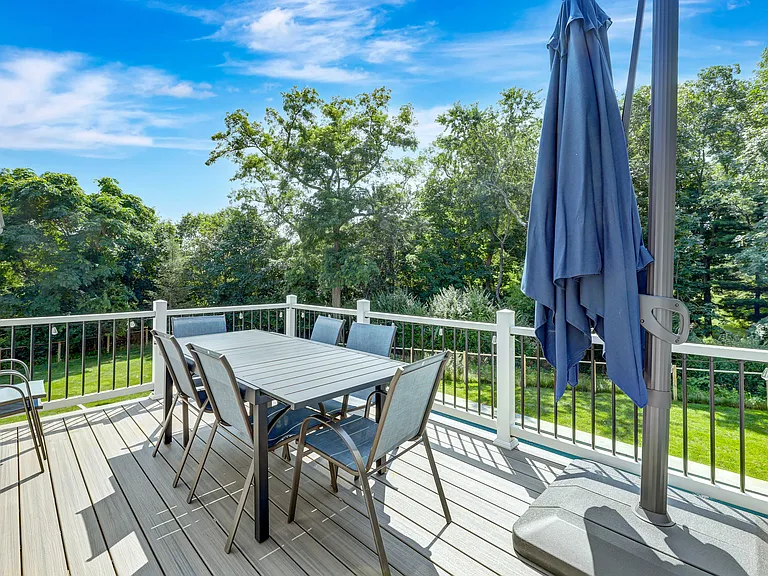 485 Sutton Pl — Photo 17