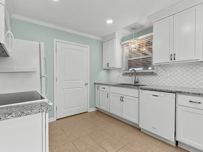 2215 Rowland Ave — Photo 8