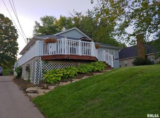 712 S Cody Rd, Le Claire, IA 52753