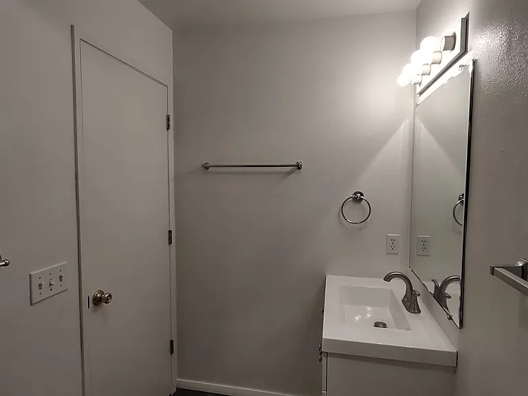 601 Sunset Ave NE #D — Photo 4