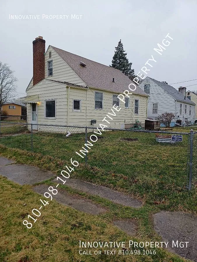 Three bedroom with 1 car detached garage. — Photo 3