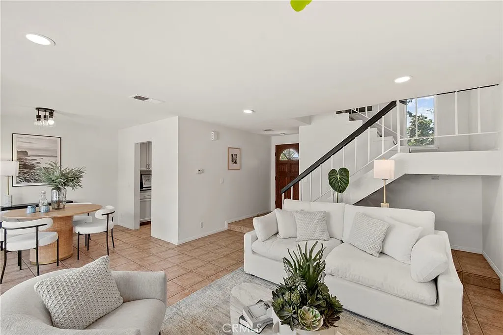 2 bed, 2.5 bath, 1068 sqft, $3,700 — Photo 4