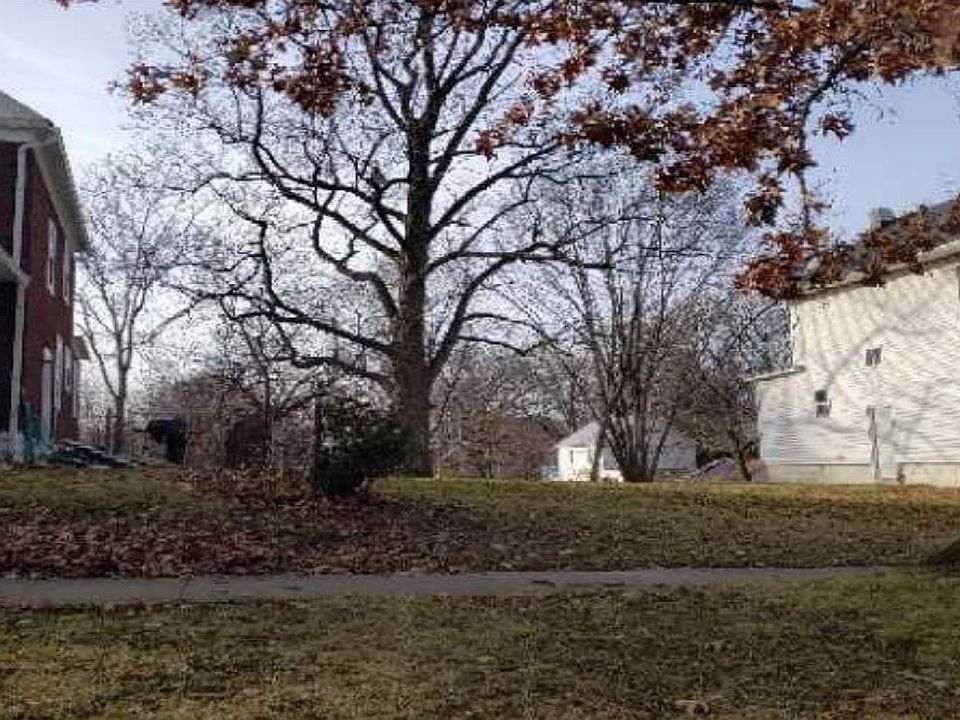 2nd image of 824 Allyn St