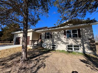 302 Cedar Ln, Willow Springs, MO 65793