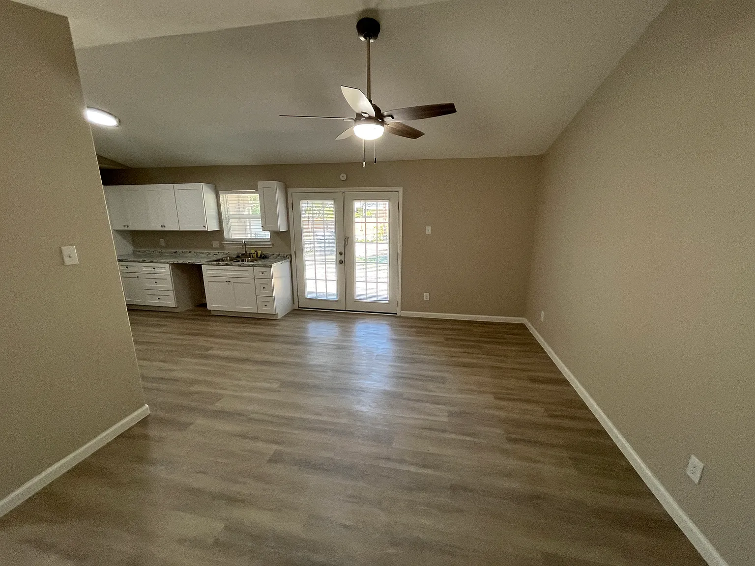 3 bed, 961 sqft, $1,700 — Photo 4