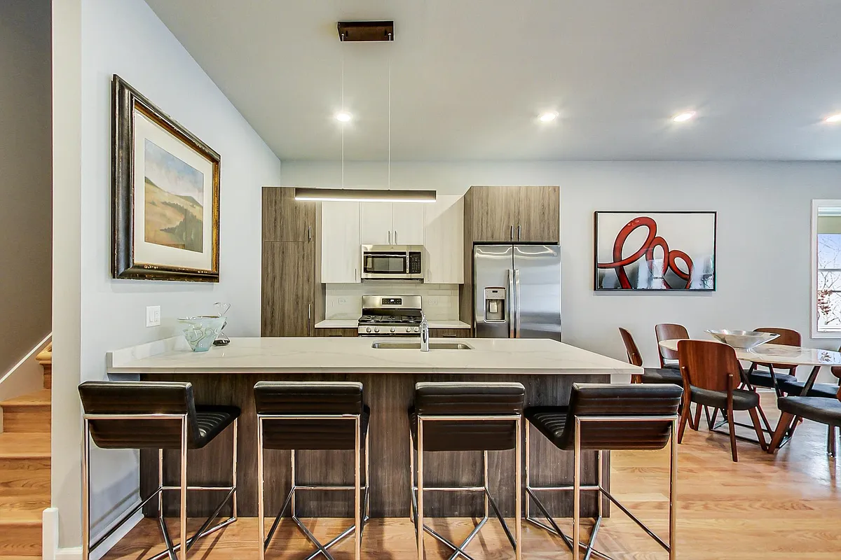 Building Photo - 5117 S Kenwood Ave #302