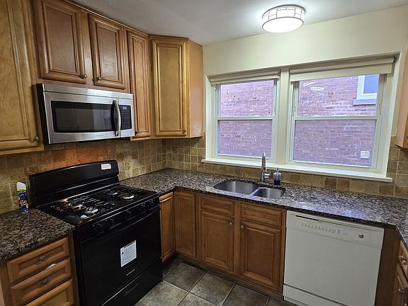 2nd image of 2725 W Balmoral Ave APT 2E