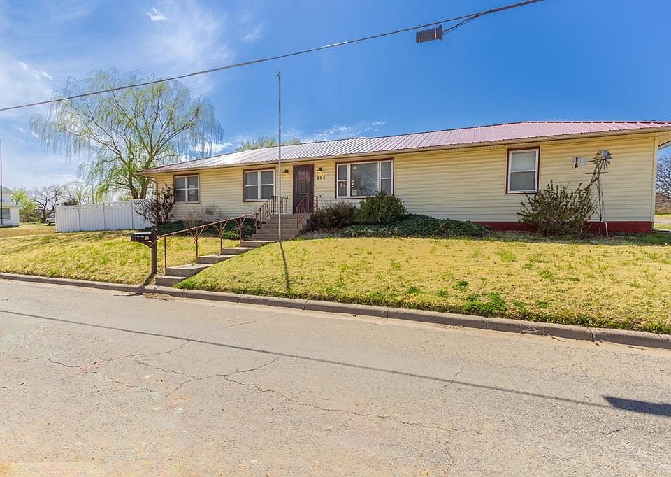 314 S 1st St, Lincoln, KS 67455 Zillow