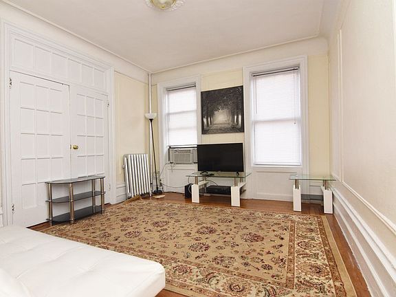 3rd image of 706 W 180th St APT 31