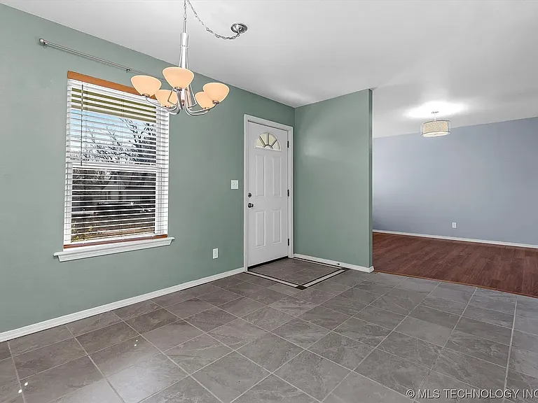 1449 S Oak Ave — Photo 6