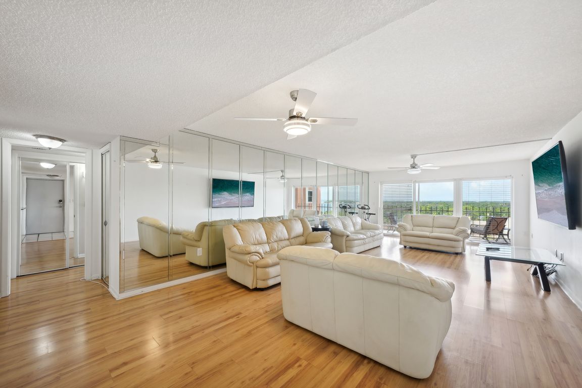 N Shore Dr NE 903-012.jpg