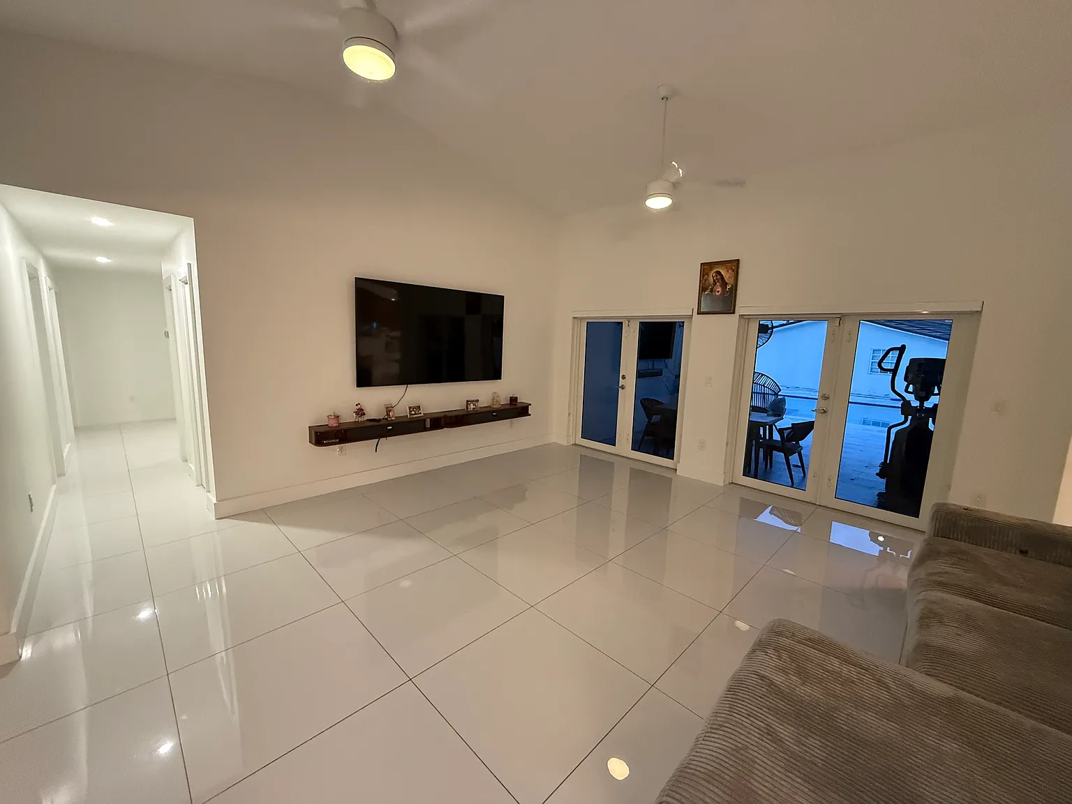 8 bed, 4560 sqft, $11,800 — Photo 2