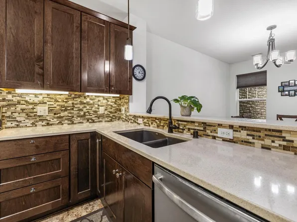 N17W26475 Meadowgrass CIRCLE #G, Pewaukee, WI 53072