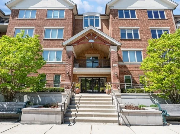 450 Village Grn Unit 210, Lincolnshire, IL 60069