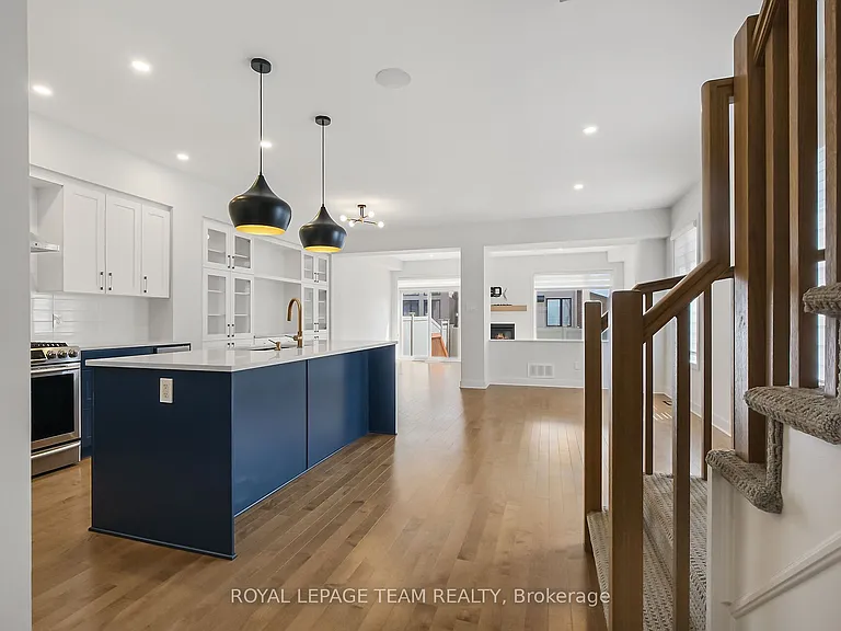 799 Cairn Cres — Photo 17