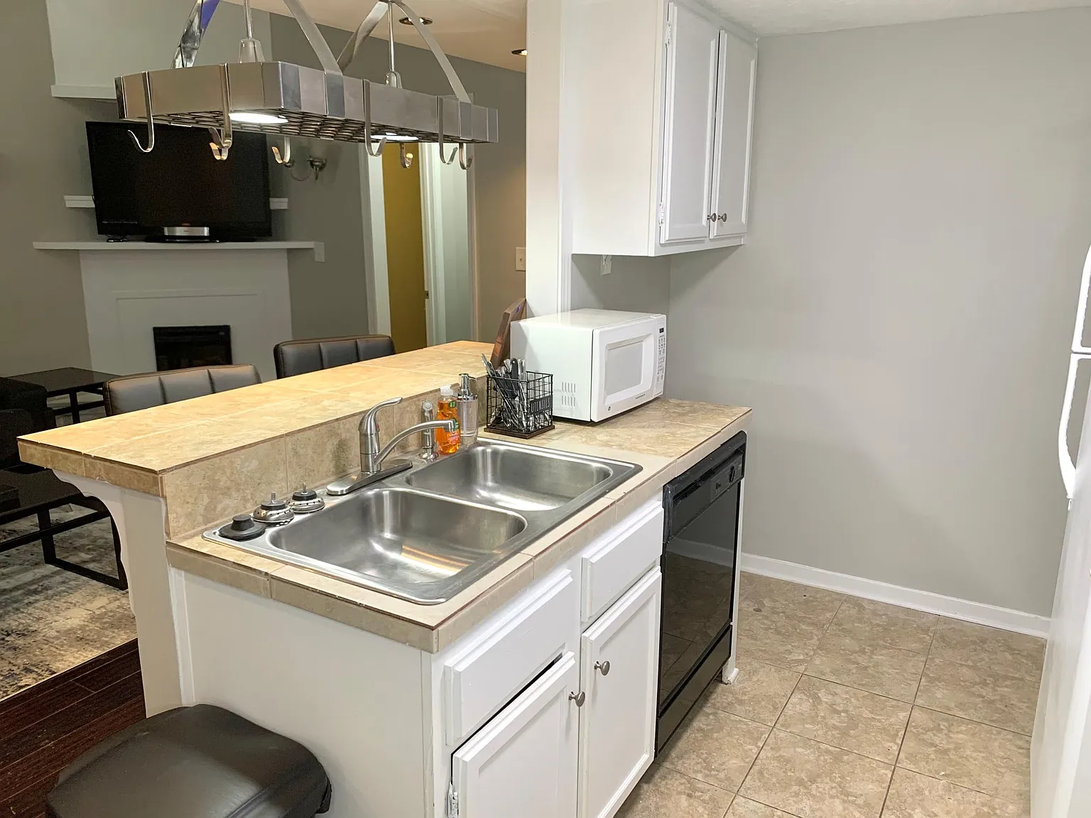 3 bed, 1350 sqft, $3,800 — Photo 3