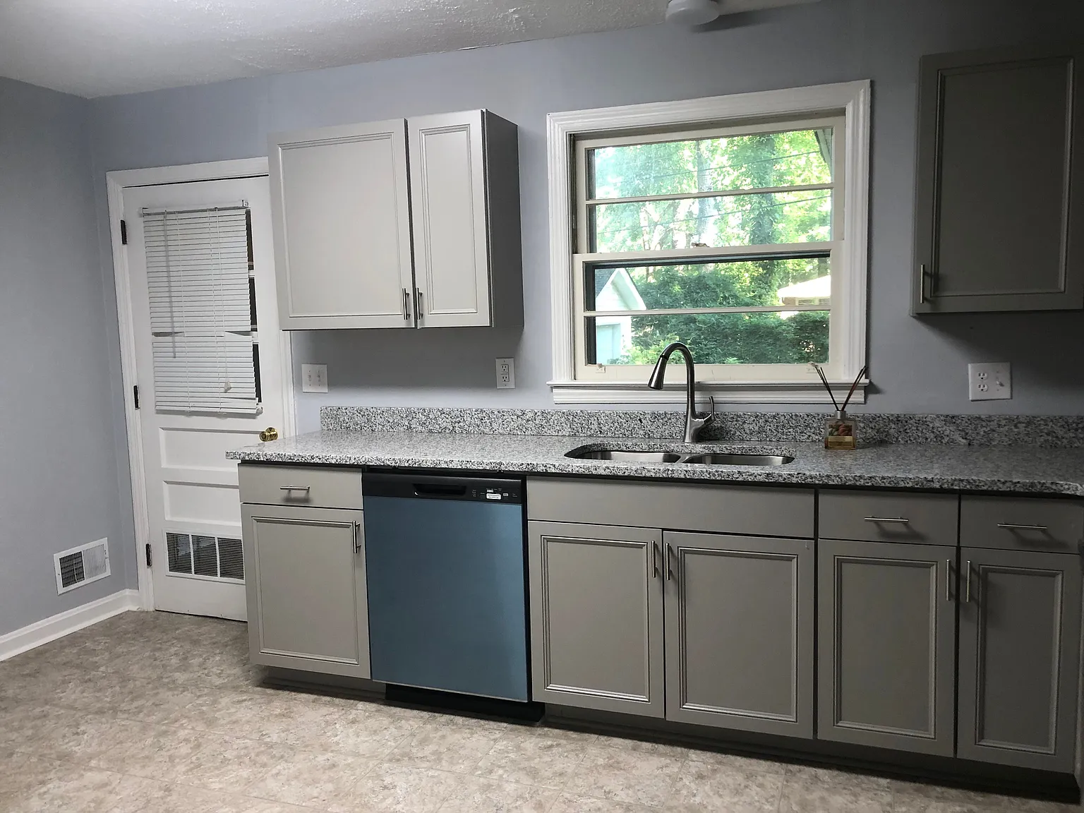 3 bed, 2.0 bath, 1464 sqft, $1,475 — Photo 3