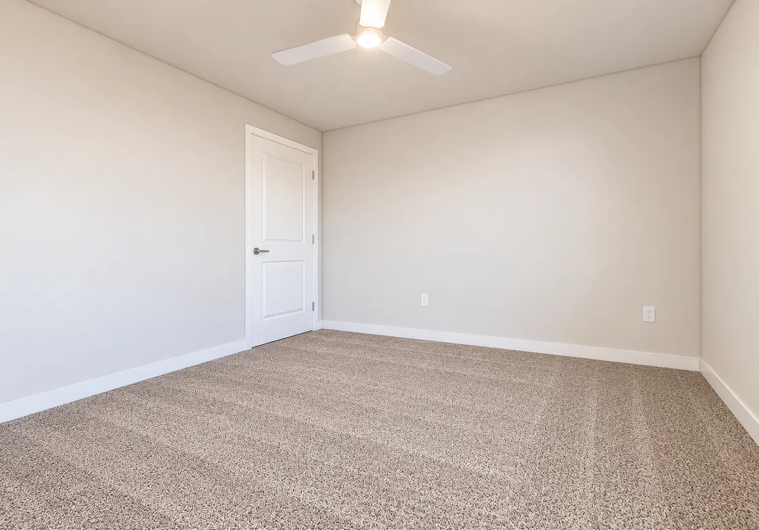 102 Lakewood Ave — Photo 2
